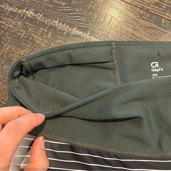 Gap Fit | Like new | Black, white & green leggings - Picture 6 of 8